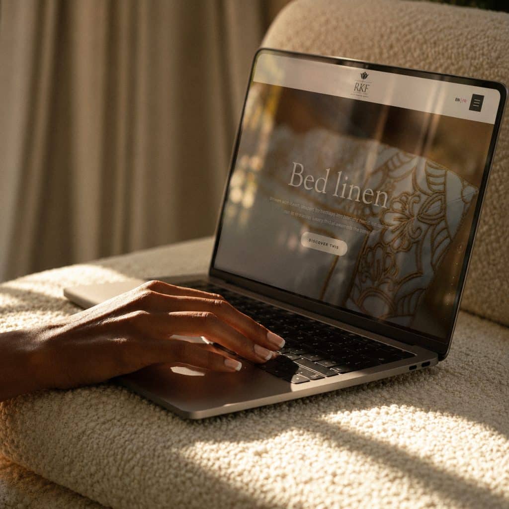 Webdesign premium réalisé par Studio Leelooam pour RKF, marque de linge de maison haut de gamme et univers luxe.